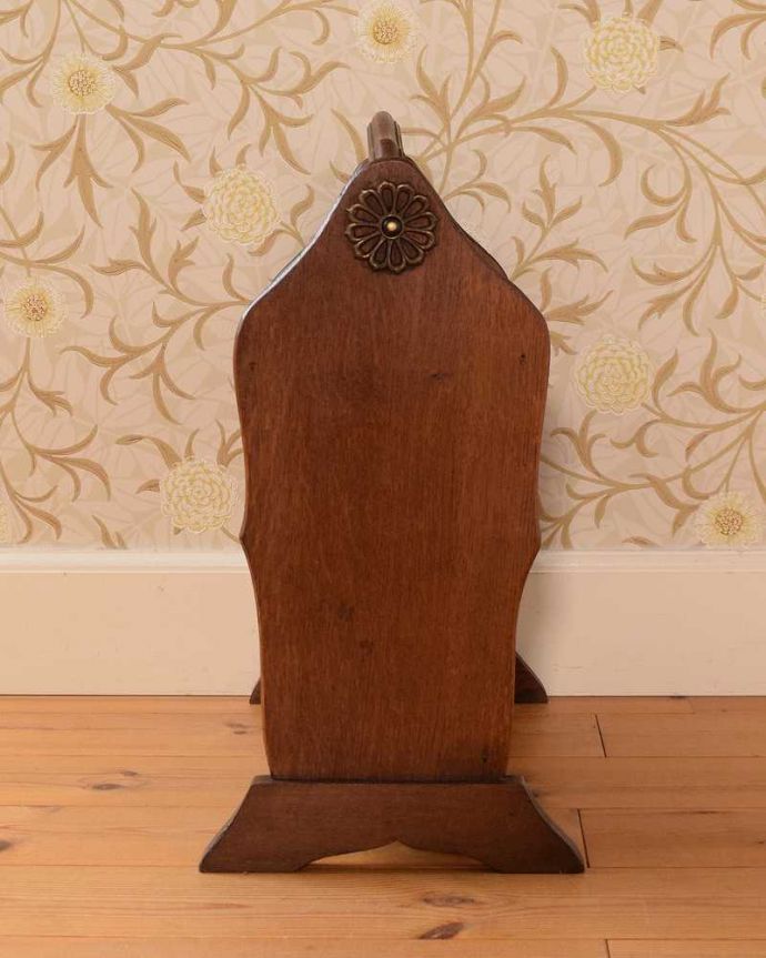 マガジンラック　アンティーク家具　フランス輸入のアンティーク家具、編み目がお洒落なマガジンラック。横から見てもキレイです360度、どの角度から見てもキレイに仕上がっています。(j-2554-f)