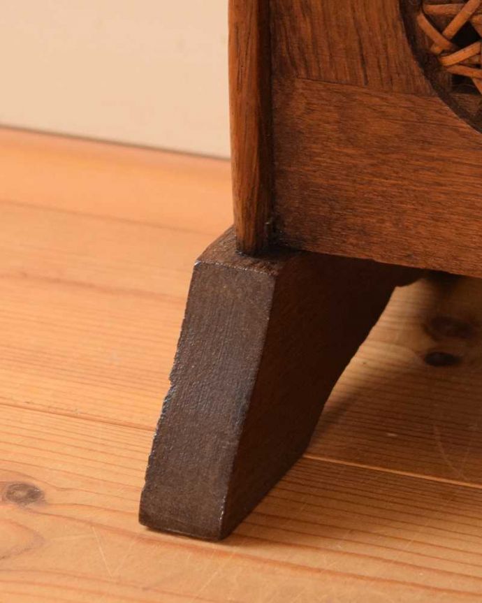 マガジンラック　アンティーク家具　フランス輸入のアンティーク家具、編み目がお洒落なマガジンラック。持ち上げなくても移動ラクラクHandleのアンティーク家具の足の裏にはフェルトキーパーをお付けしています。(j-2554-f)