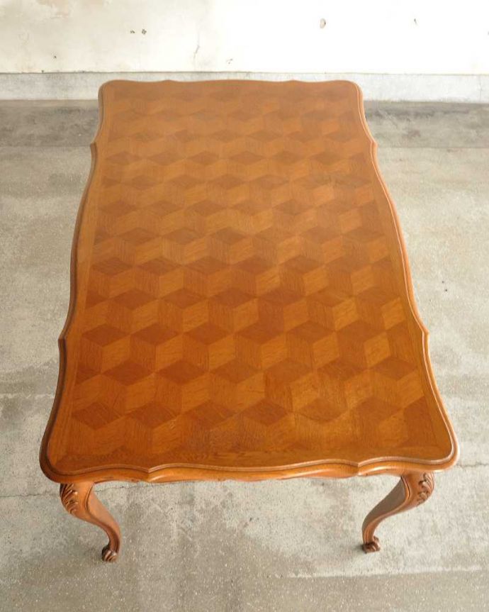 アンティークのテーブル　アンティーク家具　フランス輸入の美しいドローリーフテーブル、パーケットリーの伸張式ダイニングテーブル。上から見るとこんな形リーフを開く前はこんな形です。(j-2555-f)