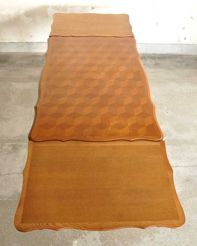 アンティークのテーブル　アンティーク家具　フランス輸入の美しいドローリーフテーブル、パーケットリーの伸張式ダイニングテーブル。大きく広げてみると･･･両方のリーフを開くと、たっぷり使える天板の広さ。(j-2555-f)