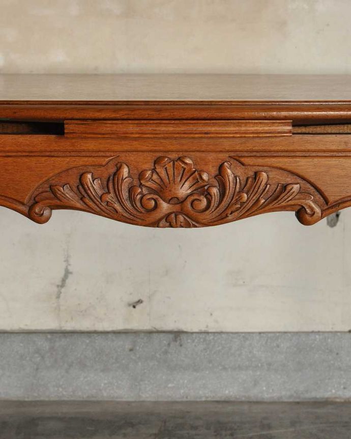 アンティークのテーブル　アンティーク家具　フランス輸入の美しいドローリーフテーブル、パーケットリーの伸張式ダイニングテーブル。フランスらしい彫りフランスらしさの象徴とも言える、優雅な彫りの装飾。(j-2555-f)