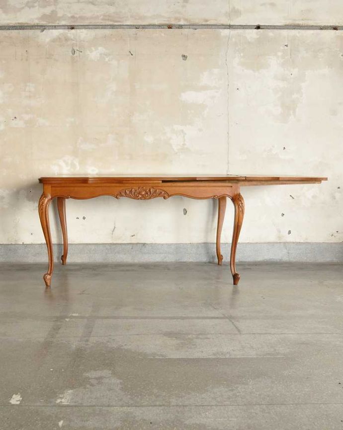 アンティークのテーブル　アンティーク家具　フランス輸入の美しいドローリーフテーブル、パーケットリーの伸張式ダイニングテーブル。片方だけ開いても･･･人数に合わせて、3タイプで大きさを選べるので、片方だけ開くと、こんな感じです。(j-2555-f)