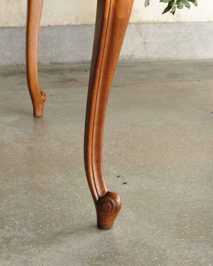 アンティークのテーブル　アンティーク家具　フランス輸入の美しいドローリーフテーブル、パーケットリーの伸張式ダイニングテーブル。持ち上げなくても移動できます！Handleのアンティークは、脚の裏にフェルトキーパーをお付けしていますので、持ち上げなくても床を滑らせて移動させることが出来ます。(j-2555-f)