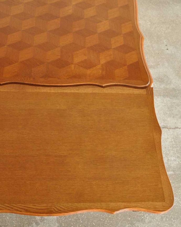 アンティークのテーブル　アンティーク家具　フランス輸入の美しいドローリーフテーブル、パーケットリーの伸張式ダイニングテーブル。近づいて見てみると、さらに美しい天板の模様天板の模様だけでもステキに見えちゃうフランスらしいテーブルを使えば、毎日の食事の時間がなんだかスペシャルになります。(j-2555-f)