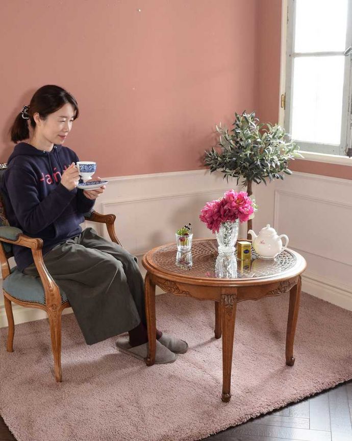 アンティークのテーブル アンティーク家具 丸い形が可愛いフランスのアンティーク家具、ローテーブル。優雅な時間が過ごせるフランスらしさフランスらしい美しい脚のコーヒーテーブルは、見た目はもちろんここで過ごす時間も優雅にしてくれます。(j-2556-f)