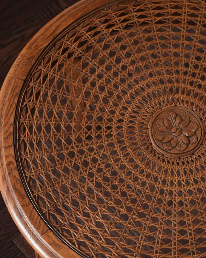 アンティークのテーブル アンティーク家具 丸い形が可愛いフランスのアンティーク家具、ローテーブル。近づいて見てみると…こんな感じでとても細かい網目なんです。(j-2556-f)