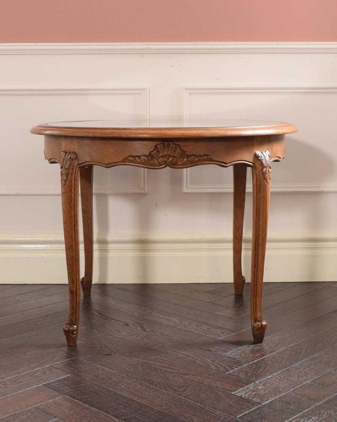 アンティークのテーブル アンティーク家具 丸い形が可愛いフランスのアンティーク家具、ローテーブル。横から見てもステキ真横から見るとこんな感じに見えます。(j-2556-f)