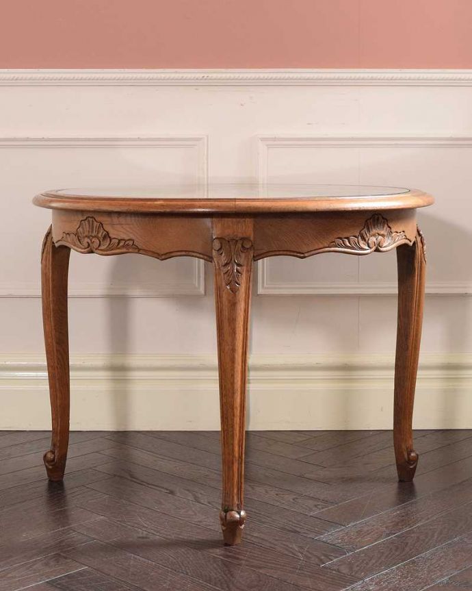 アンティークのテーブル アンティーク家具 丸い形が可愛いフランスのアンティーク家具、ローテーブル。こちら側も、もちろんキレイです!アンティークは新品ではないので、もちろん経年変化によるキズはありますが、専門の職人がきちんと修復したので360度、どこから見てもキレイです。(j-2556-f)