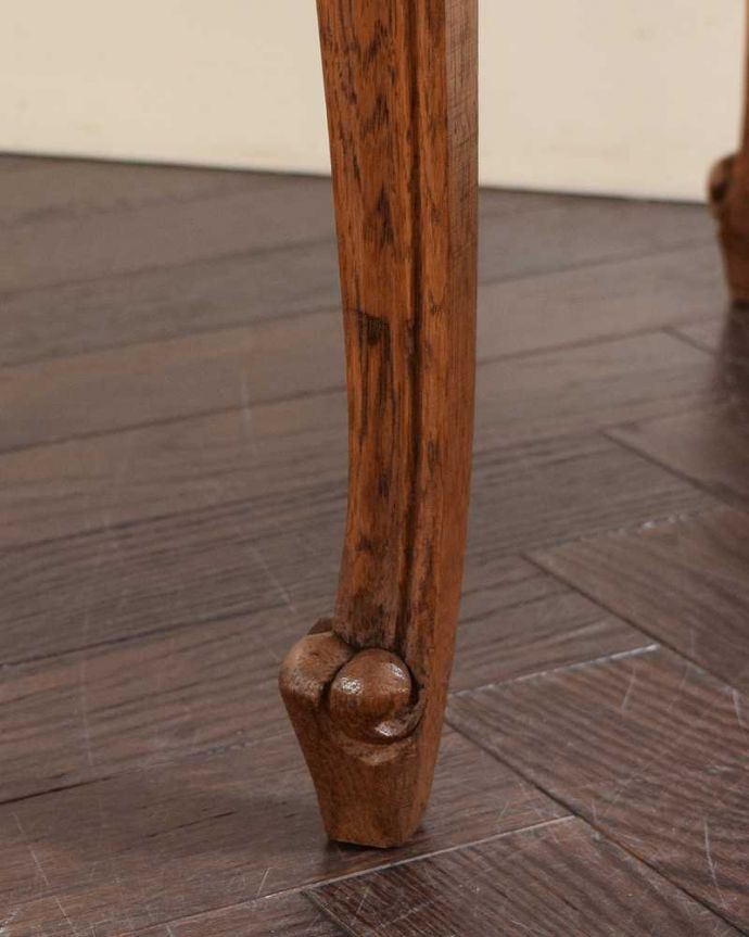 アンティークのテーブル アンティーク家具 丸い形が可愛いフランスのアンティーク家具、ローテーブル。持ち上げなくても運べますHandleのアンティークは、脚の裏にフェルトキーパーをお付けしていますので、床を滑らせてカンタンに動かせます。(j-2556-f)