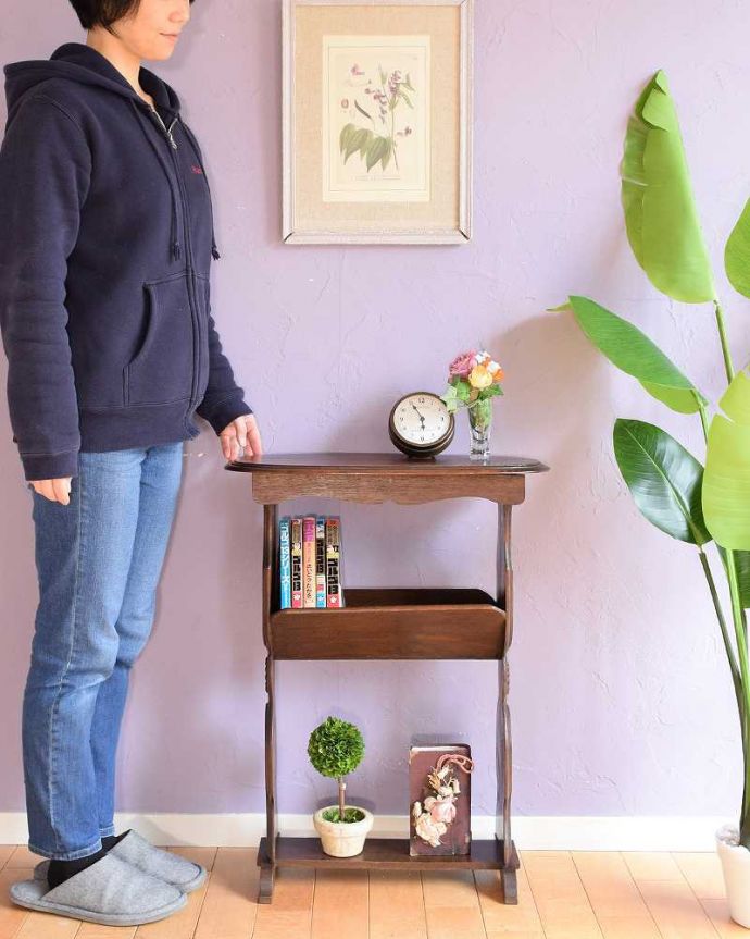 マガジンラック アンティーク家具 とってもめずらしいデザインのアンティーク家具、背が高いマガジンラック。使いやすさNo.1!便利なアンティークどこのお家でも使っているマガジンラックも、アンティークだったらデザインが素敵だから、なんだかオシャレに使えます。(j-2557-f)