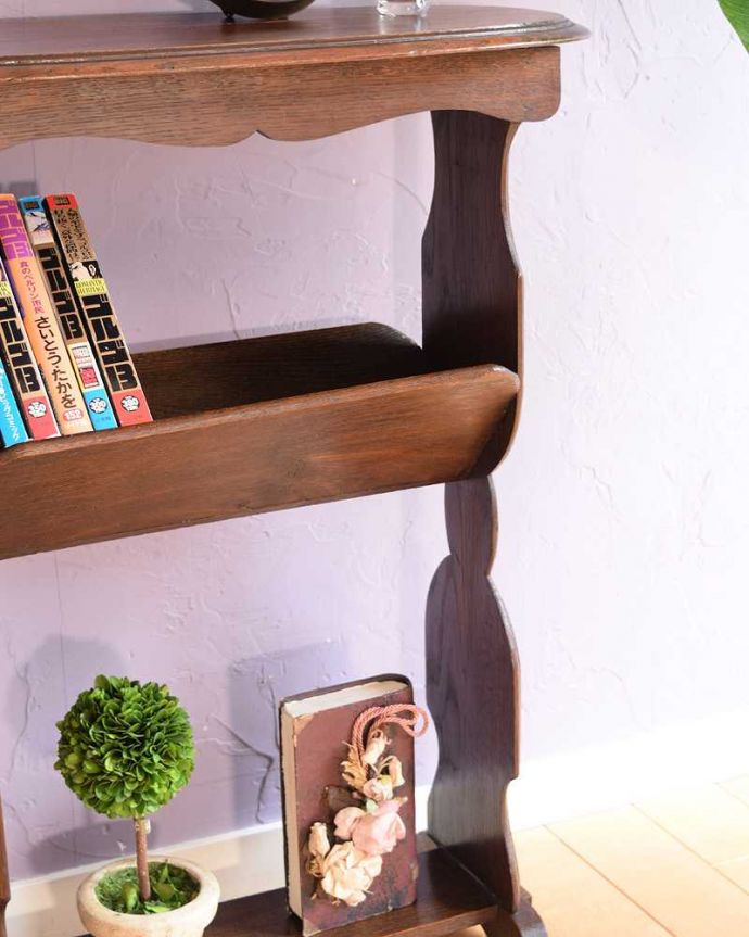 マガジンラック アンティーク家具 とってもめずらしいデザインのアンティーク家具、背が高いマガジンラック。ちょっと置いておきたい…をキレイに収納新聞や雑誌など、ついついテーブルの上に置いてしまって雑多に見えるものが、コレさえあればキレイに収納出来てお部屋もスッキリ見えるんです。(j-2557-f)