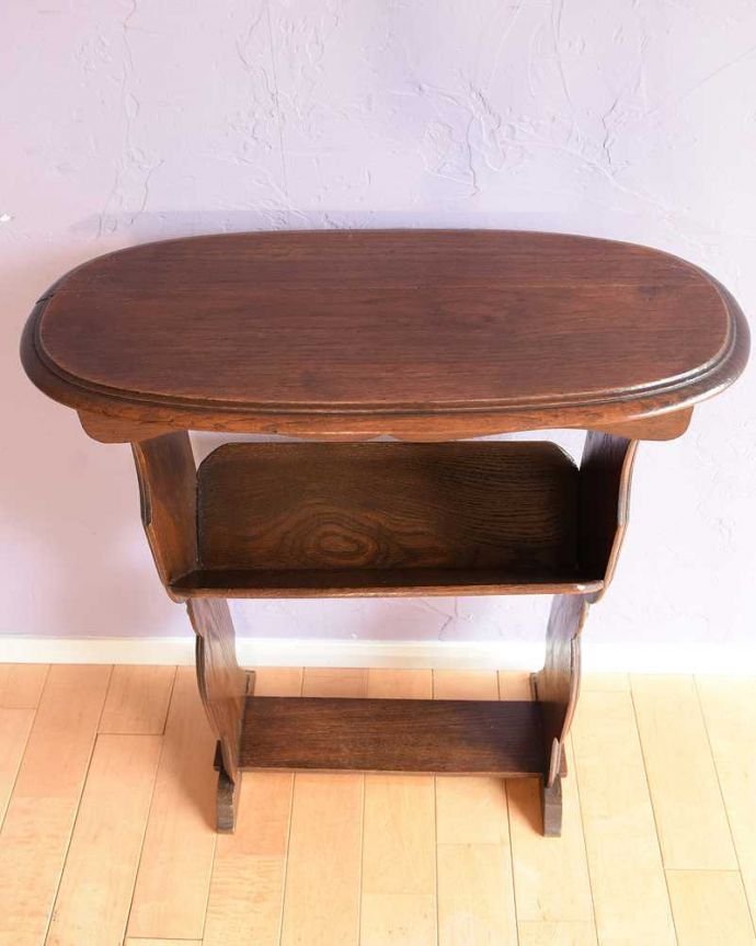 マガジンラック アンティーク家具 とってもめずらしいデザインのアンティーク家具、背が高いマガジンラック。雑誌を入れる部分もキレイに修復しましたアンティークは新品ではないので経年変化によるキズはありますが、専門の職人がキレイにお直ししました。(j-2557-f)