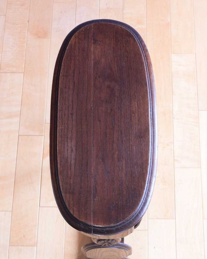 マガジンラック アンティーク家具 とってもめずらしいデザインのアンティーク家具、背が高いマガジンラック。ココも使えてさらに便利読みかけの本やお茶が置ける天板付き。(j-2557-f)