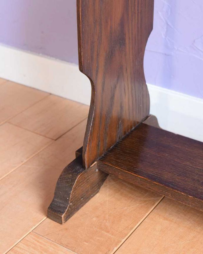 マガジンラック アンティーク家具 とってもめずらしいデザインのアンティーク家具、背が高いマガジンラック。持ち上げなくても移動ラクラクHandleのアンティーク家具の足の裏にはフェルトキーパーをお付けしています。(j-2557-f)