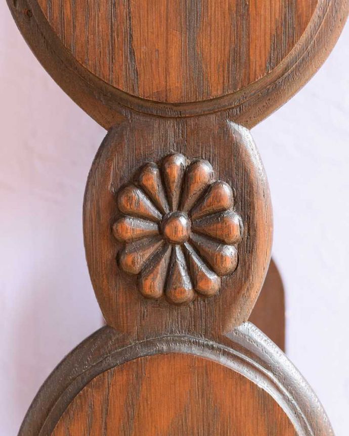 マガジンラック アンティーク家具 とってもめずらしいデザインのアンティーク家具、背が高いマガジンラック。可愛いお花の彫りサイドにはパッと咲いた大きなお花の彫りが入っています。(j-2557-f)