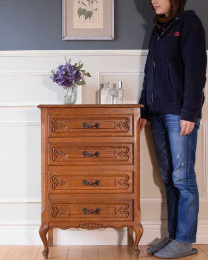 アンティークのチェスト　アンティーク家具　フランスのエレガントなアンティーク家具、気軽に使える小ぶりな４段チェスト。長くて美しい脚に思わずうっとり･･･フランスのアンティーク家具らしく長くて優雅な脚線美のチェスト。(j-2558-f)