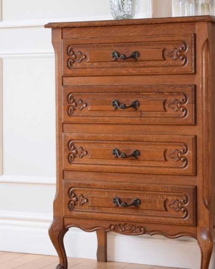 アンティークのチェスト　アンティーク家具　フランスのエレガントなアンティーク家具、気軽に使える小ぶりな４段チェスト。収納だけじゃなく見て楽しむチェストチェストと言っても収納だけじゃなく見た目が素敵なんです。(j-2558-f)