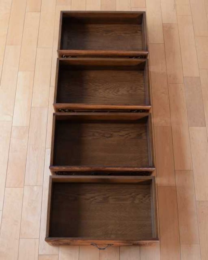 アンティークのチェスト　アンティーク家具　フランスのエレガントなアンティーク家具、気軽に使える小ぶりな４段チェスト。実用的にチェストとして使いましょう！アンティーク家具と言えども家具。(j-2558-f)