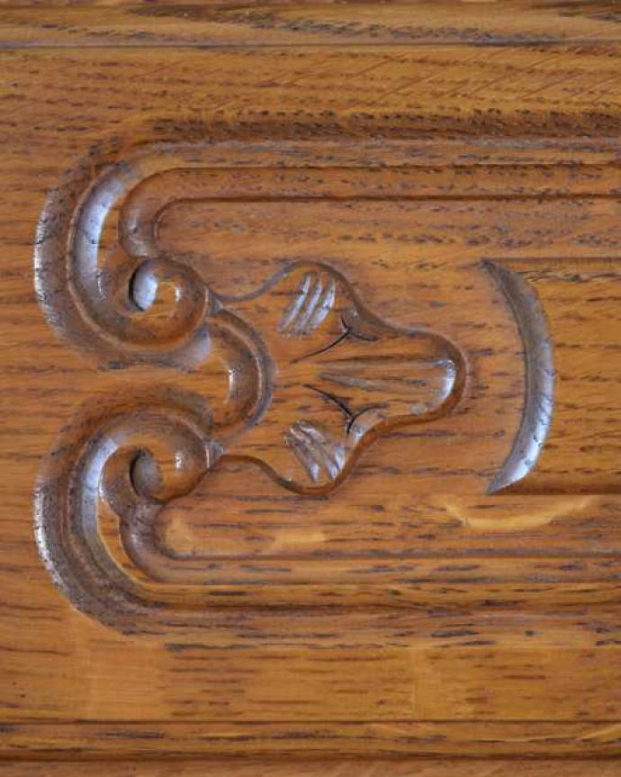 アンティークのチェスト　アンティーク家具　フランスのエレガントなアンティーク家具、気軽に使える小ぶりな４段チェスト。フランスらしい彫りフランスらしさの象徴とも言える、優雅な彫りの装飾。(j-2558-f)