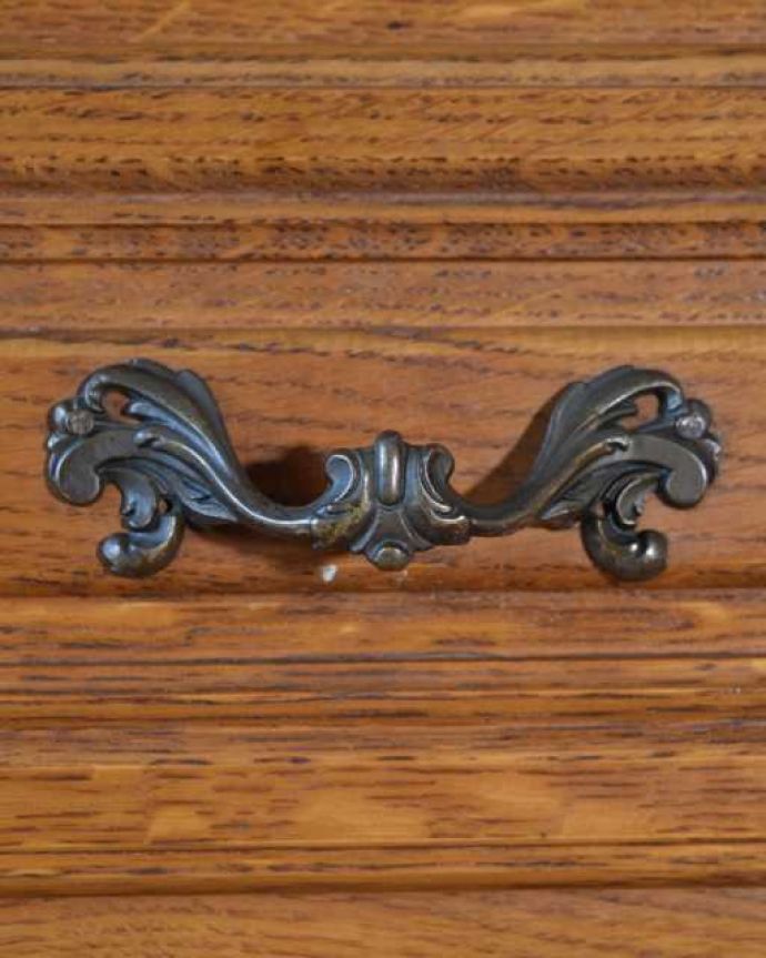 アンティークのチェスト　アンティーク家具　フランスのエレガントなアンティーク家具、気軽に使える小ぶりな４段チェスト。開ける度にワクワクする取っ手フランスらしい優雅なデザインの取っ手。(j-2558-f)