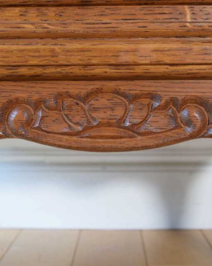 アンティークのチェスト　アンティーク家具　フランスのエレガントなアンティーク家具、気軽に使える小ぶりな４段チェスト。惚れ惚れしちゃう美しさこんなに堅い無垢材に一体どうやって彫ったんだろう？と不思議になるくらい細かい彫にうっとりです。(j-2558-f)