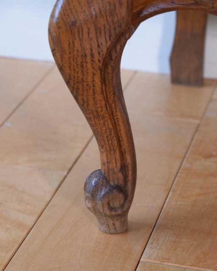 アンティークのチェスト　アンティーク家具　フランスのエレガントなアンティーク家具、気軽に使える小ぶりな４段チェスト。女性1人でラクラク運べちゃう仕掛けHandleのアンティークは、脚の裏にフェルトキーパーをお付けしています。(j-2558-f)