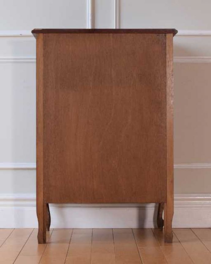 アンティークのチェスト　アンティーク家具　フランスのエレガントなアンティーク家具、気軽に使える小ぶりな４段チェスト。修復したので後姿もキレイですアンティークは新品ではないので、もちろん経年変化によるキズはありますが、専門の職人が修復しています。(j-2558-f)