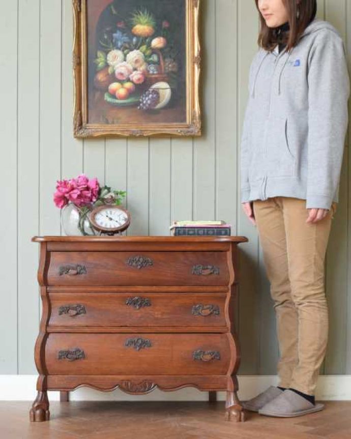 アンティークのチェスト　アンティーク家具　優雅なフランスのアンティーク家具、どこにでも置ける小ぶりな３段チェスト（コモード）。美しい曲線美がフランスらしいんです。(j-2559-f)