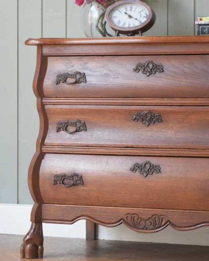 アンティークのチェスト　アンティーク家具　優雅なフランスのアンティーク家具、どこにでも置ける小ぶりな３段チェスト（コモード）。「見せる収納」だから、置く場所を選びません！チェストと言ってもデザインがステキだから、収納だけじゃなくて見ても楽しめる家具なんです。(j-2559-f)