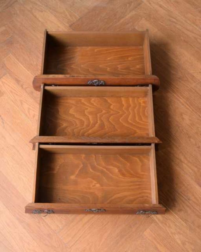 アンティークのチェスト　アンティーク家具　優雅なフランスのアンティーク家具、どこにでも置ける小ぶりな３段チェスト（コモード）。キレイに修復したので、何を入れてもOKです。(j-2559-f)