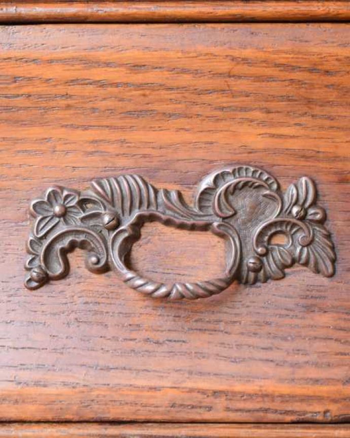 アンティークのチェスト　アンティーク家具　優雅なフランスのアンティーク家具、どこにでも置ける小ぶりな３段チェスト（コモード）。開ける度にワクワクする取っ手フランスらしい優雅なデザインは取っ手にも。(j-2559-f)