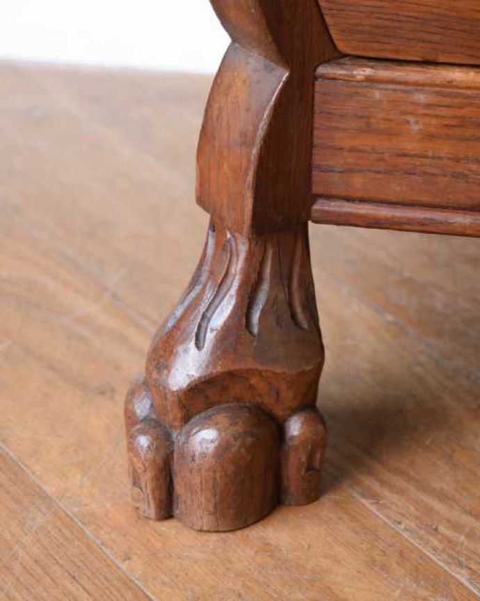 アンティークのチェスト　アンティーク家具　優雅なフランスのアンティーク家具、どこにでも置ける小ぶりな３段チェスト（コモード）。女性1人でラクラク運べちゃう仕掛けHandleのアンティークは、脚の裏にフェルトキーパーをお付けしています。(j-2559-f)