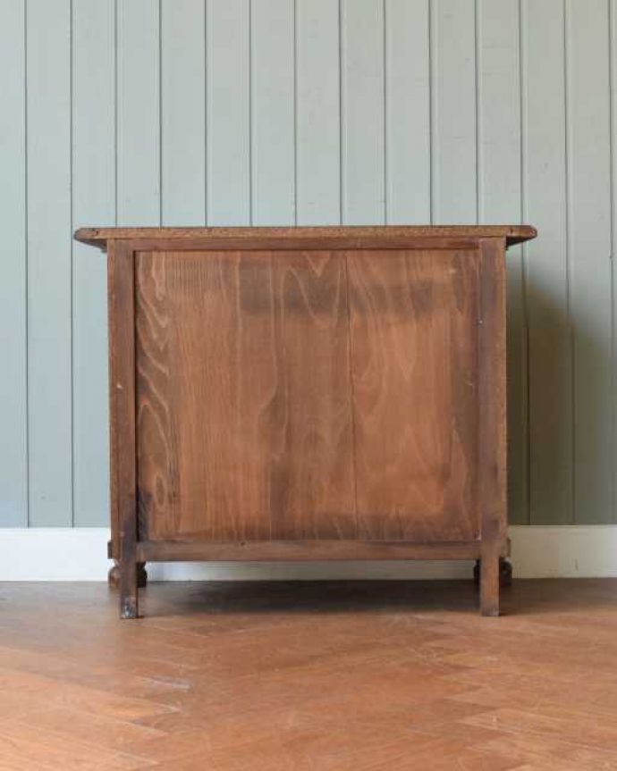 アンティークのチェスト　アンティーク家具　優雅なフランスのアンティーク家具、どこにでも置ける小ぶりな３段チェスト（コモード）。修復したので後姿もキレイですアンティークは新品ではないので、もちろん経年変化によるキズはありますが、専門の職人がキレイに修復したので、後ろ姿もキレイです。(j-2559-f)