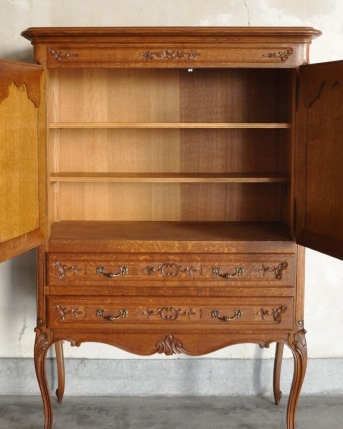 アンティークのキャビネット アンティーク家具 豪華な彫りが美しいキャビネット、ラグジュアリーなフランスのアンティーク家具 。扉を開けて中を見ると・・・もちろん見た目だけではありません。(j-2560-f)