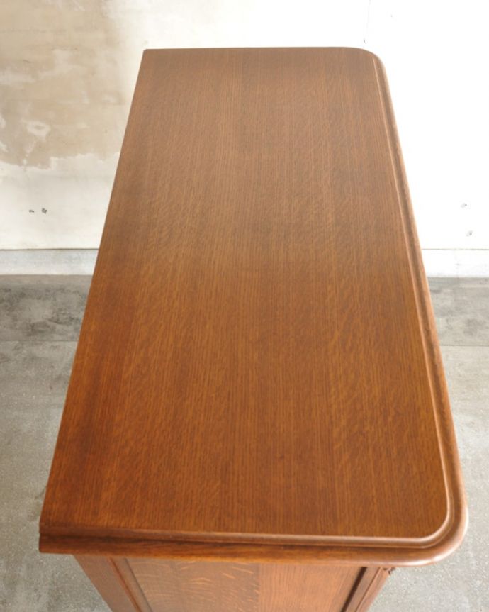 アンティークのキャビネット アンティーク家具 豪華な彫りが美しいキャビネット、ラグジュアリーなフランスのアンティーク家具 。上から見てみると・・・もちろん、上から見てもキレイです。(j-2560-f)