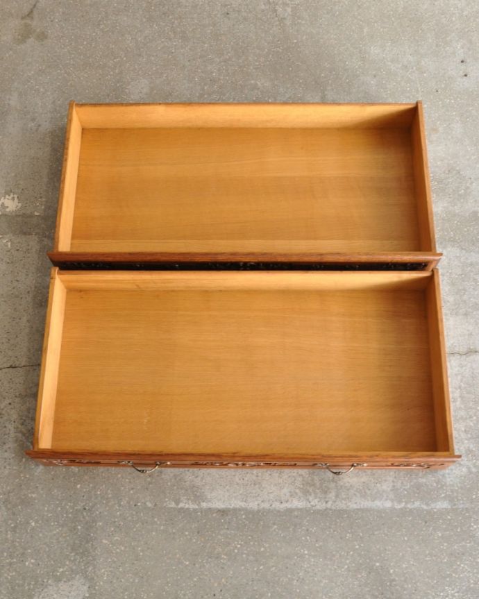 アンティークのキャビネット アンティーク家具 豪華な彫りが美しいキャビネット、ラグジュアリーなフランスのアンティーク家具 。引き出しの中も、何を入れてもOKです。(j-2560-f)