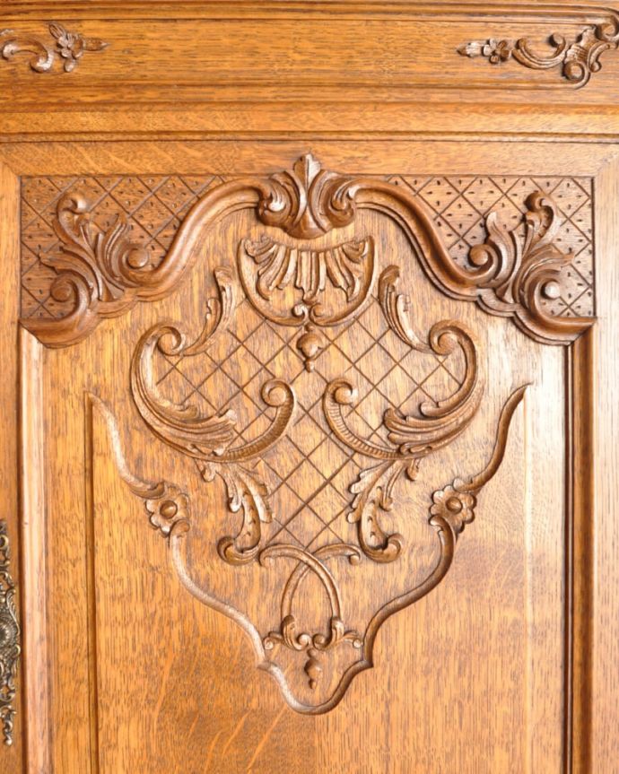 アンティークのキャビネット アンティーク家具 豪華な彫りが美しいキャビネット、ラグジュアリーなフランスのアンティーク家具 。じっくり選んできました買い付けの時、納得するまで探し続けた彫のデザイン。(j-2560-f)