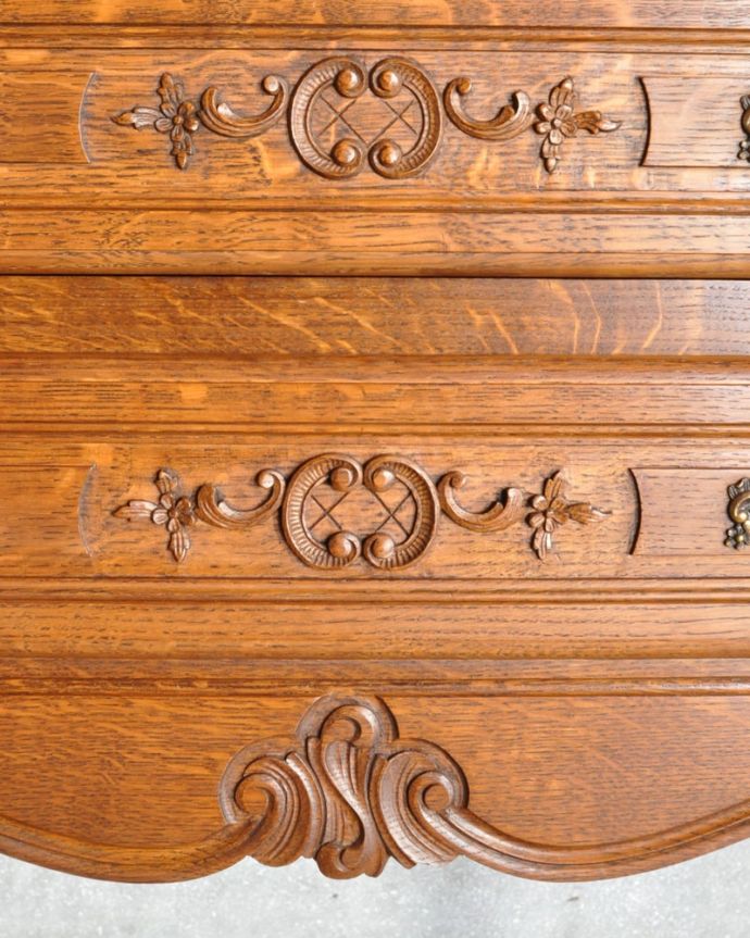 アンティークのキャビネット アンティーク家具 豪華な彫りが美しいキャビネット、ラグジュアリーなフランスのアンティーク家具 。いろんな場所にこだわり彫のデザインもいろいろです。(j-2560-f)