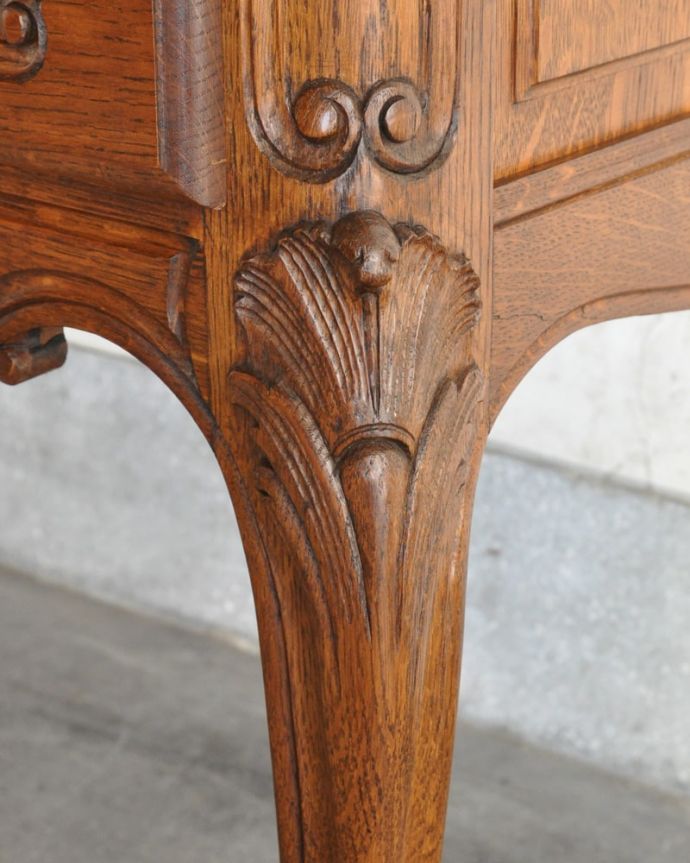 アンティークのキャビネット アンティーク家具 豪華な彫りが美しいキャビネット、ラグジュアリーなフランスのアンティーク家具 。うっとりする美しさアンティークだから手に入る美しい彫。(j-2560-f)