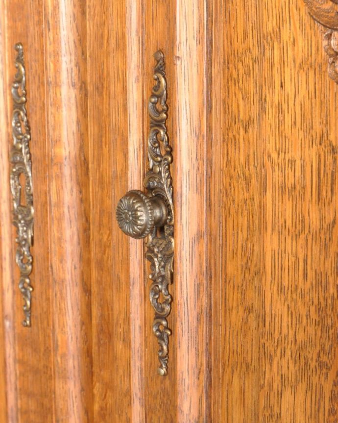 アンティークのキャビネット アンティーク家具 豪華な彫りが美しいキャビネット、ラグジュアリーなフランスのアンティーク家具 。こんな場所にもフランスらしさフランスらしく凝ったデザインの繊細な装飾は取っ手にまで施されています。(j-2560-f)