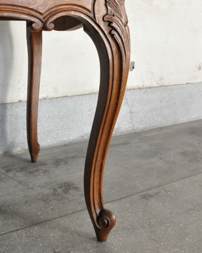 アンティークのキャビネット アンティーク家具 豪華な彫りが美しいキャビネット、ラグジュアリーなフランスのアンティーク家具 。女性1人でもラクに運べちゃうヒミツHandleのアンティークは、脚の裏にフェルトキーパーをお付けしているので、床を滑らせれば女性でも移動がカンタンです!。(j-2560-f)