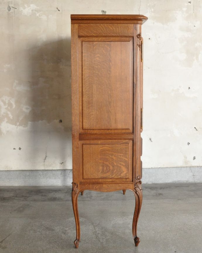 アンティークのキャビネット アンティーク家具 豪華な彫りが美しいキャビネット、ラグジュアリーなフランスのアンティーク家具 。横顔だって・・・どこから見られても美しいことを意識して、正面だけじゃなく横から見ても美しいんです。(j-2560-f)