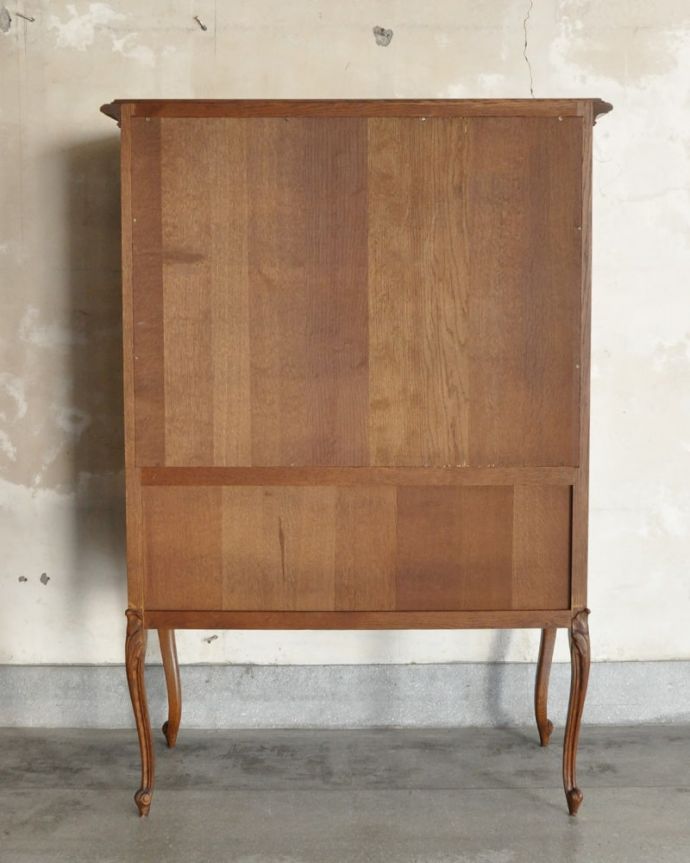 アンティークのキャビネット アンティーク家具 豪華な彫りが美しいキャビネット、ラグジュアリーなフランスのアンティーク家具 。実は後ろ姿も見て欲しい・・・アンティークは新品ではないので、もちろん経年変化によるキズはありますが、専門の職人がお直しをしているので後ろ姿にまで自信アリです。(j-2560-f)