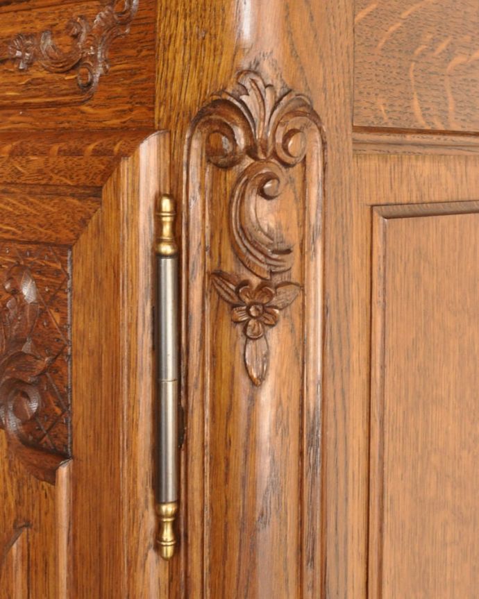 アンティークのキャビネット アンティーク家具 豪華な彫りが美しいキャビネット、ラグジュアリーなフランスのアンティーク家具 。フランスらしい彫りフランスらしさの象徴とも言える、優雅な彫りの装飾。(j-2560-f)