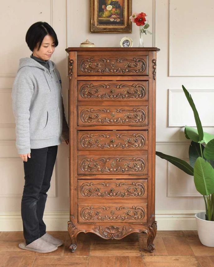 アンティークのキャビネット　アンティーク家具　彫りが美しいスリムなキャビネット、フランスから届いたアンティーク家具。自慢はフランスらしい彫。(j-2561-f)