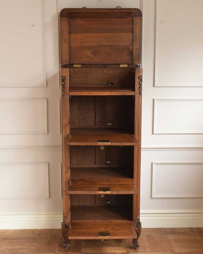 アンティークのキャビネット　アンティーク家具　彫りが美しいスリムなキャビネット、フランスから届いたアンティーク家具。扉を開けて中を見ると･･･扉の中は職人が修復して、こんな感じにキレイに仕上げました。(j-2561-f)