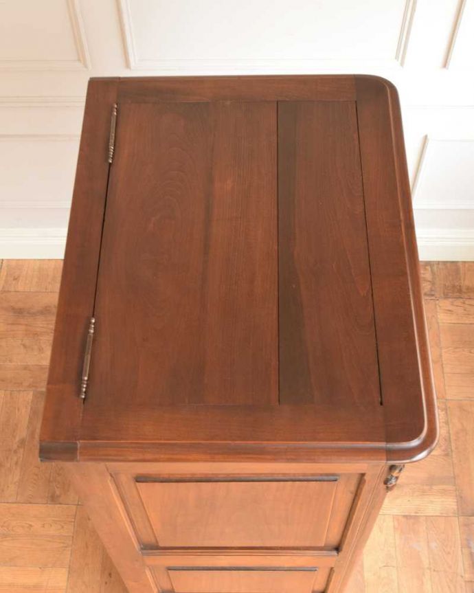 アンティークのキャビネット　アンティーク家具　彫りが美しいスリムなキャビネット、フランスから届いたアンティーク家具。何を置いて楽しもうかな･･･修復する際、天板もこんな感じでキレイに仕上げました。(j-2561-f)