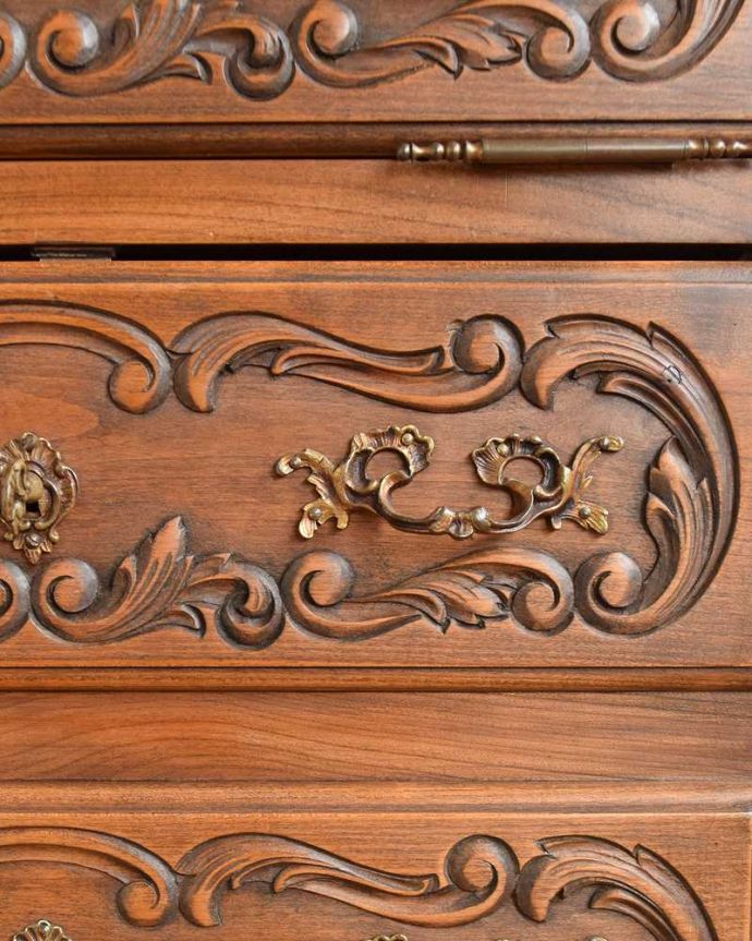 アンティークのキャビネット　アンティーク家具　彫りが美しいスリムなキャビネット、フランスから届いたアンティーク家具。美しい彫にうっとり…フランスらしいデザイン彫りが描かれた扉。(j-2561-f)