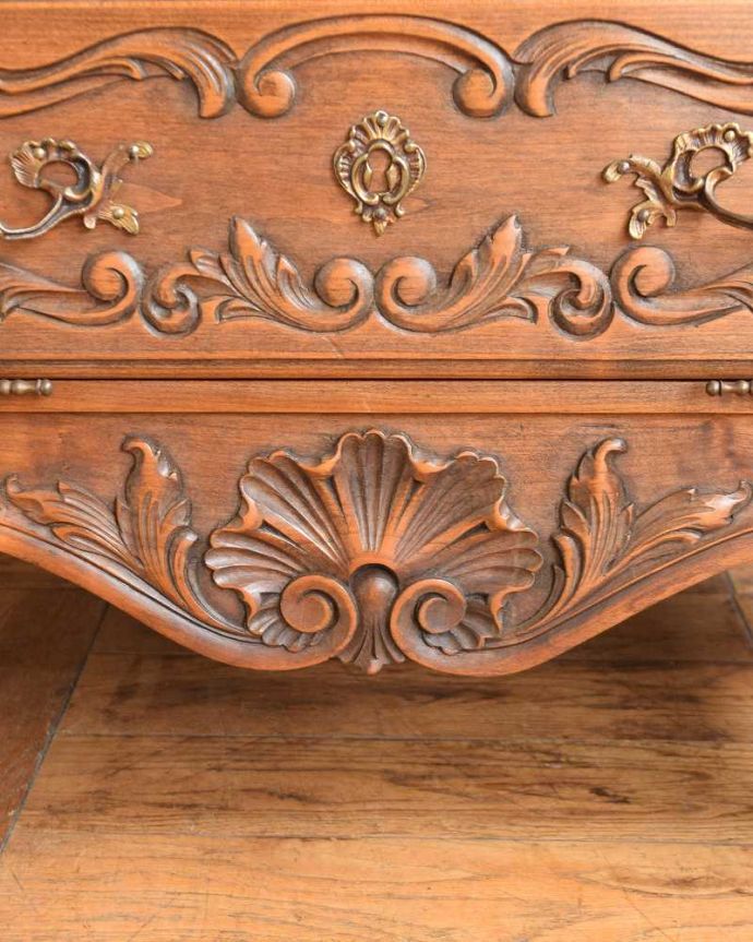 アンティークのキャビネット　アンティーク家具　彫りが美しいスリムなキャビネット、フランスから届いたアンティーク家具。惚れ惚れしちゃう美しさこんなに堅い無垢材に一体どうやって彫ったんだろう？と不思議になるくらい細かい彫にうっとりです。(j-2561-f)