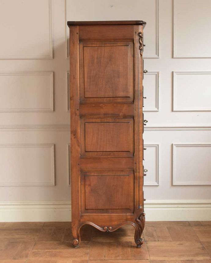 アンティークのキャビネット　アンティーク家具　彫りが美しいスリムなキャビネット、フランスから届いたアンティーク家具。横顔だっても美しい正面だけじゃなく横から見てもフランスらしい美しさが漂っています。(j-2561-f)